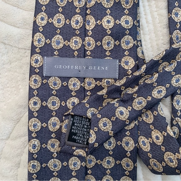 Geoffrey Beene 100% Silk Navy and Gold Patterned Tie - Picture 4 of 11